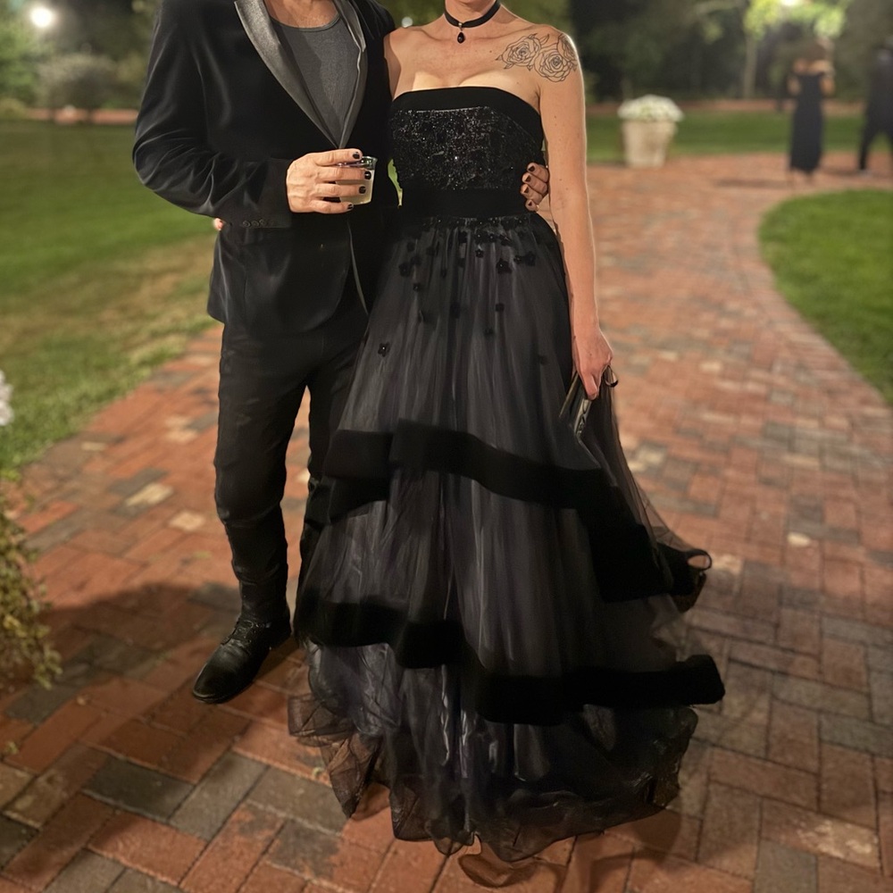 Stunning Mac Duggal Formal Gown 🖤 - Picture 3 of 3